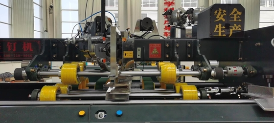 Halb doppeltes Servoselbsteinzelstück-nähendes Maschine PLC-Steuer2000 Modell