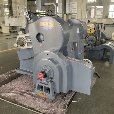 Automatischer Vorschub-gewölbter Karton-stempelschneidene Maschine 7.5kw kundengerecht