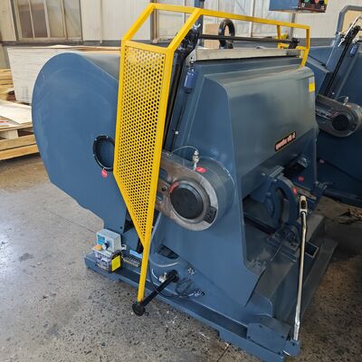 Vier Versicherungs-Teile Wellpappe-Stanzmaschine mit einer Geschwindigkeit von 20 ± 2 Hüben/Minute und kontinuierlichem Pressschnitt mit Zeitverzögerungsmodell