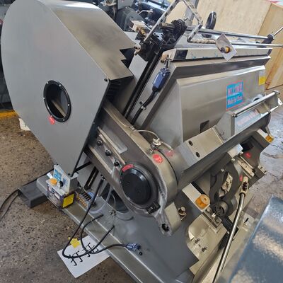 Manuelle Walzkartonschneidemaschine Elektrische Stromquelle perfekt für benutzerdefinierte Kartonformen und Produktionslinien