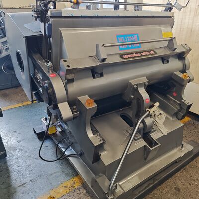 Zinn-Bronze-Kupfer-Busch-Kartonplatte Die Cut-Maschine Elektroölversorgungsmethode geeignet für präzise Schneiden und Produktionsprozesse