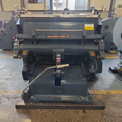 Manuelle Druckschneidemaschine Kreuzmaschine Wellkarton Druckschneidemaschine mit elektrischer Saugplatte Bremskupplung Idealmachung Karton