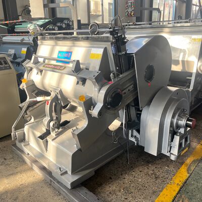 Flatbed Die Walzkarton Die Schneidmaschine mit Maschinenabmessung 5129 4150 2346mm und hoher Schneidgenauigkeit ideal für Industrie