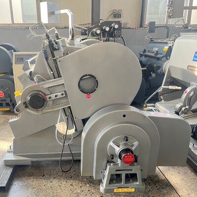 Flatbed Die Walzkarton Die Schneidmaschine mit Maschinenabmessung 5129 4150 2346mm und hoher Schneidgenauigkeit ideal für Industrie