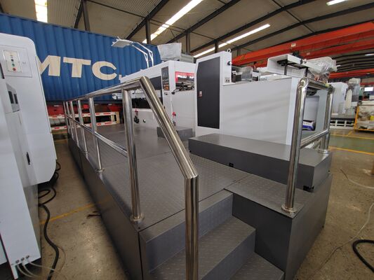 Hochpräzisions-Kartonschneidmaschine mit Blei-Edge-Fütterung und Rikko-Licht-Front-Lay-Detektionssystem zur Steuerung