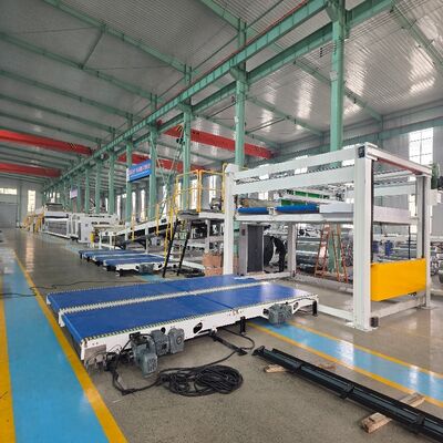 Wellpappe 5-lagige Wellpappe Produktionslinie Spannung 380V Geeignet für Verpackungsmaterial-Herstellungsprozess