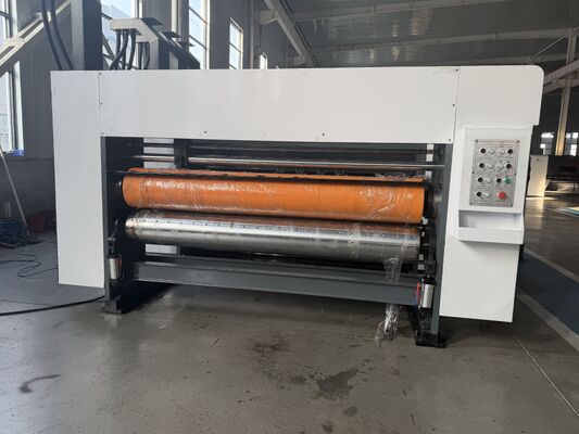 Flexodruckmaschine aus Wellkarton mit fortschrittlichem Steuerungssystem, die eine präzise Anpassung der Druckparameter ermöglicht