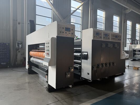 Flexodruckmaschine aus Wellkarton mit fortschrittlichem Steuerungssystem, die eine präzise Anpassung der Druckparameter ermöglicht